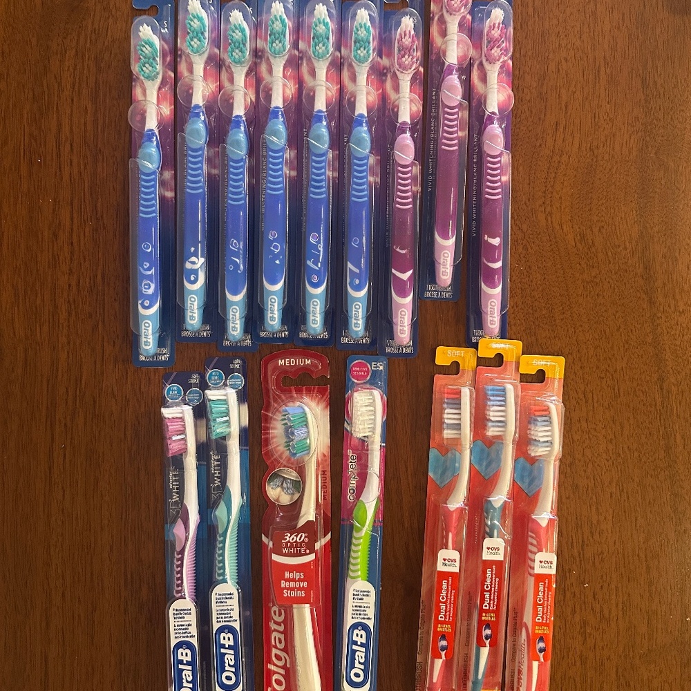 Lot of 14 Toothbrushes